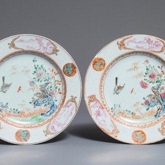 Een paar Chinese famille rose bianco sopra bianco borden, Yongzheng/Qianlong