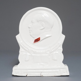 A Chinese plaque on stand depicting Mao Zedong, 2nd half 20th C.