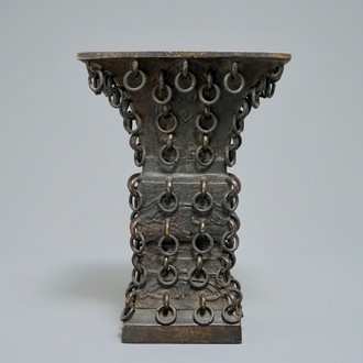 Een Chinese bronzen archaïstische fanggu vaas met ringen, Ming