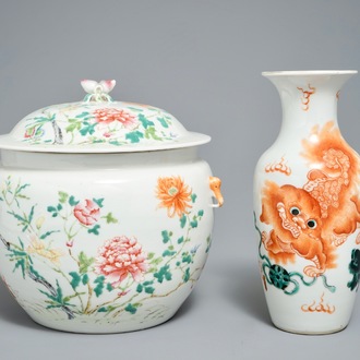 Een Chinese famille rose dekselkom en een vaasje met Boeddhistische leeuwen, 19/20e eeuw