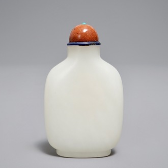 Een Chinese witte jade snuiffles met goudstenen stopper, 19/20e eeuw