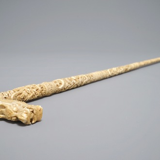 Een fijne Chinese wandelstok in Canton ivoor met drakenkop, 19e eeuw