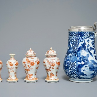 Een Japanse blauwwitte Arita kroes met zilveren montuur en een miniatuur kaststel, Edo, 17/18e eeuw
