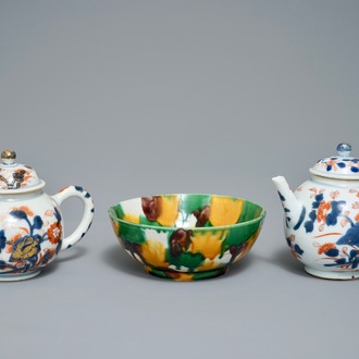 Een paar Chinese Imari-stijl theepotten en een spinazie en ei-geglazuurde kom, Kangxi