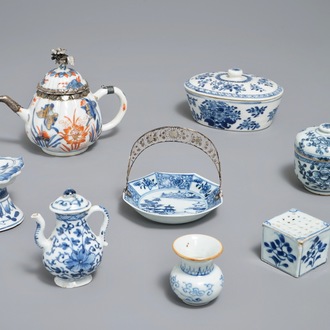 Een gevarieerd lot Chinees blauwwit en Imari-stijl porselein, 18e eeuw