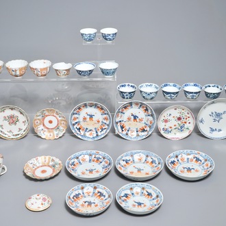 Een collectie Chinese famille rose, verte en blauwwitte koppen en schotels, Kangxi/Qianlong