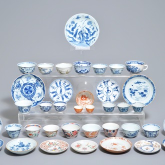 Een gevarieerd lot Chinese koppen en schotels, Kangxi en later