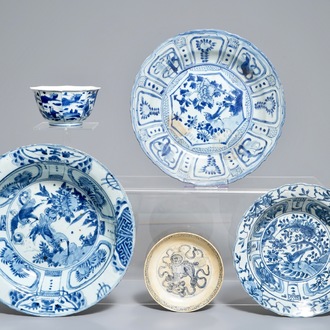 Vijf Chinese blauwwitte kommen en borden, Wanli, Tianqi en Transitie periode