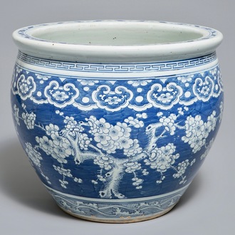 Een Chinese blauwwitte viskom met prunus op gebroken ijs, 19e eeuw