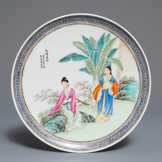 Een Chinese famille rose bord met dames in een tuin, gesign. Wang Yi Ping, midden 20e eeuw