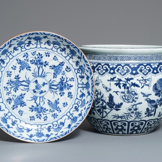 Een Chinese blauwwitte schotel en een viskom met floraal decor, Kangxi en 19e eeuw