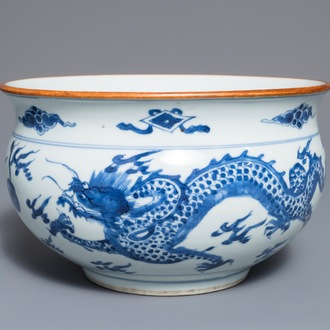 Een Chinese blauwwitte wierookbrander met twee draken, Kangxi