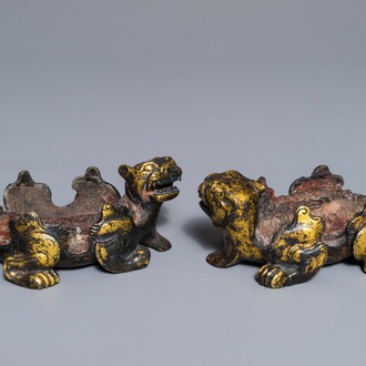 Een paar Chinese verguld bronzen fabeldieren met sporen van zegelwas, Han of later