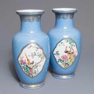 Een paar Chinese famille rose vazen met lavendel fondkleur, Qianlong merk, Republiek, 20e eeuw