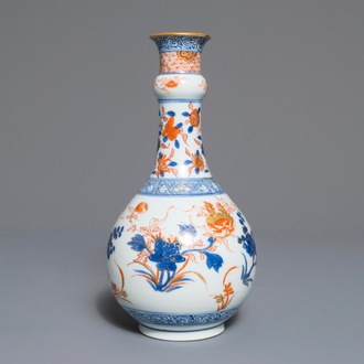Een flesvormige Chinese Imari-stijl vaas met floraal decor, Kangxi