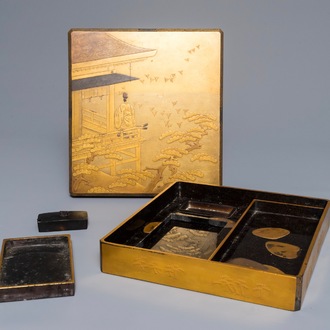 Een Japanse vergulde en gelakte 'Suzuribako' schrijfdoos met originele inktsteen, Meiji, 19e eeuw