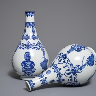 Een paar Chinese blauwwitte flesvormige vazen met kostbaarheden en franjes, Kangxi