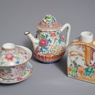 Een Chinese famille rose theepot, een theebus en een millefleurs kom op schotel, Yongzheng en later
