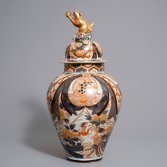 Een grote Japanse Imari dekselvaas, Edo, 17/18e eeuw