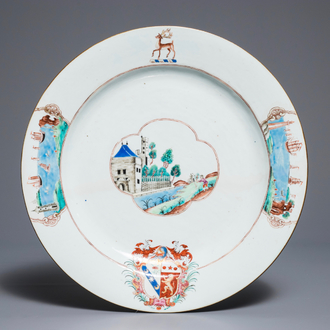 Een Chinese famille rose wapenschotel voor de Engelse markt, Yongzheng/Qianlong