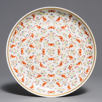 Een Chinese famille rose schotel met ‘100 vleermuizen’ decor, Guangxu merk en periode