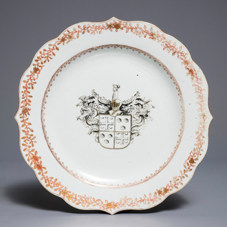 Een Chinese grisaille schotel voor de Belgische markt met wapen van Reubs-de Dobbeleer, Qianlong