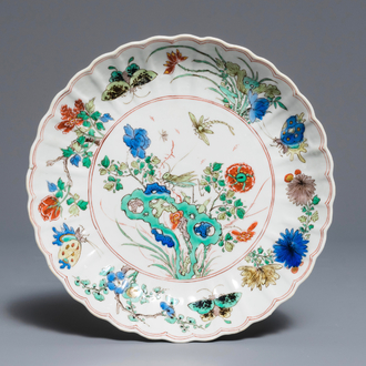 Une coupe polylobée en porcelaine de Chine famille verte à décor d'insectes, Kangxi
