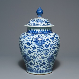 Un grand vase couvert en porcelaine de Chine bleu et blanc aux rinceaux de lotus, Kangxi