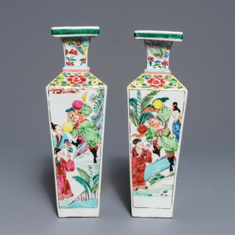 Een paar vierkante Chinese famille rose vazen met figuratief decor, Yongzheng