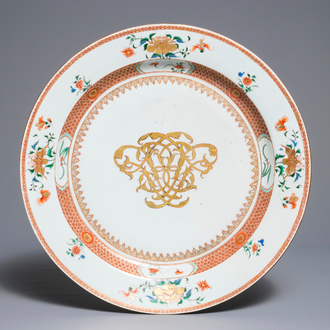 Un grand plat monogrammé en porcelaine de Chine verte-Imari, Kangxi