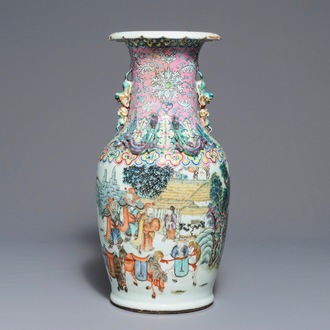 Un vase en porcelaine de Chine famille rose, 19ème