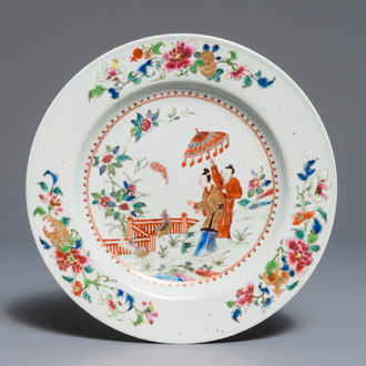 Een Chinees famille rose bord met decor in Pronk-stijl, 'De parasoldames', Qianlong