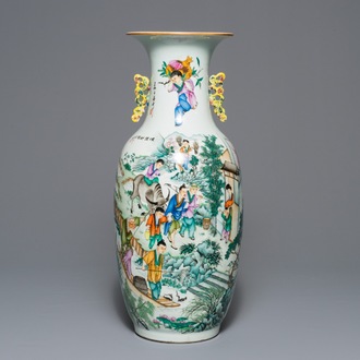 Un vase en porcelaine de Chine famille rose à double décor, 19/20ème