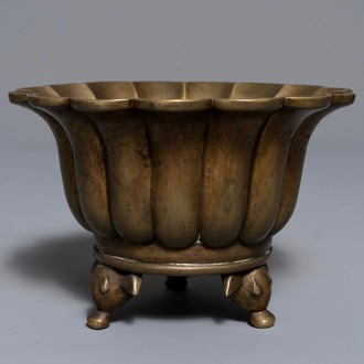 Een Chinese bronzen wierookbrander in bloemvorm, Xuande merk, 19/20e eeuw
