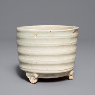 Een Chinese cylindrische qingbai wierookbrander, Song of Yuan