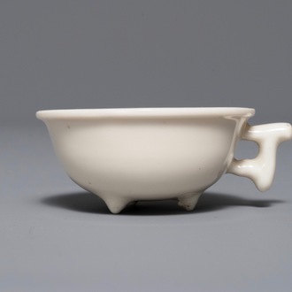 Un bol tripod en porcelaine blanc de Chine de Dehua, Kangxi