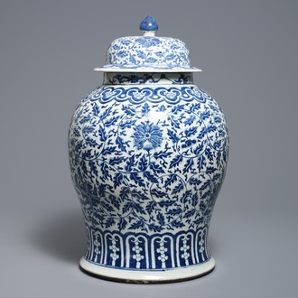 Een Chinese blauwwitte dekselvaas met lotusslingers, 19e eeuw