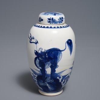 Un vase couvert en porcelaine de Chine bleu et blanc à décor d'animaux mythiques, Kangxi