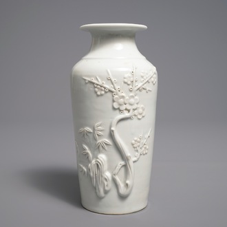 Un vase de forme rouleau en porcelaine blanc de Chine de Dehua, Kangxi