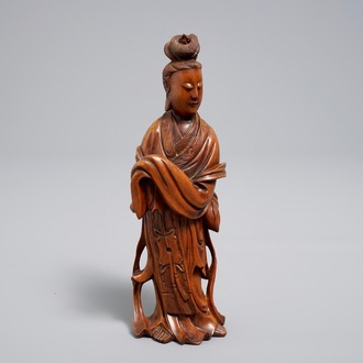 Een Chinese houten figuur van een staande Guanyin, 19e eeuw
