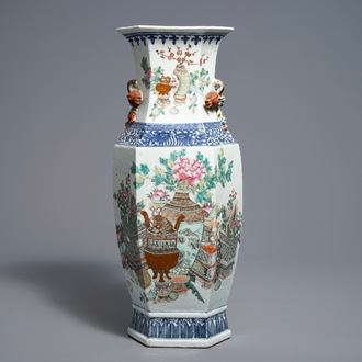 Een zeshoekige Chinese qianjiang cai vaas, 19/20e eeuw