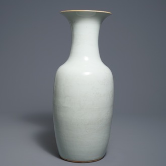 Een Chinese blanc de Chine vaas met onderglazuur decor, 19e eeuw