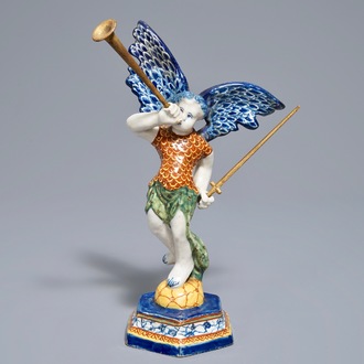 Een polychrome Delftse allegorische figuur van de engel 'Faam', 18e eeuw