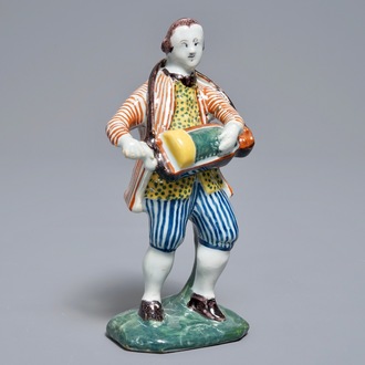 Een polychrome Delftse figuur van een draailierspeler, 18e eeuw