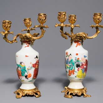 Een paar Chinese famille rose vazen met verguld bronzen kandelaars, Yongzheng