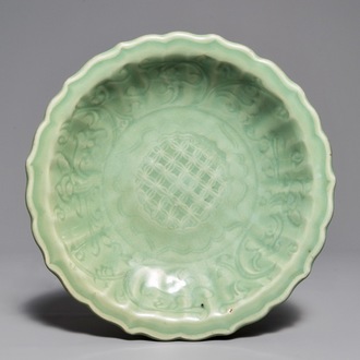 Een Chinese Longquan celadon schotel met onderglazuur decor, Ming