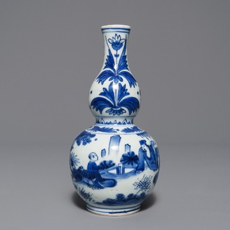 Un vase de forme double gourde en porcelaine de Chine bleu et blanc, époque Transition