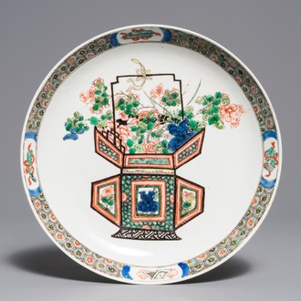 Un plat en porcelaine de Chine famille verte à décor d'un panier fleuri, Kangxi
