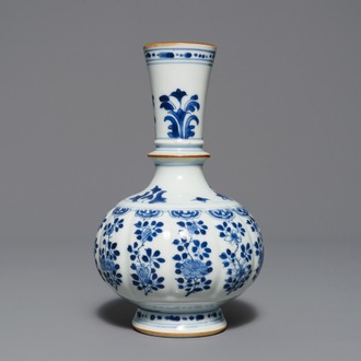 Een gelobde Chinese blauwwitte hookah-basis voor de islamitische markt, Kangxi