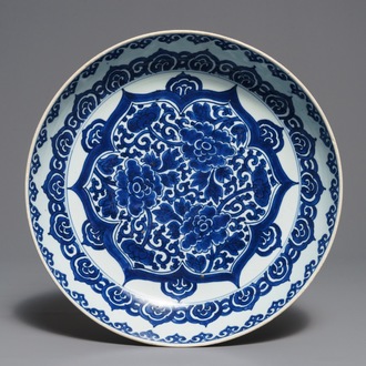 Un plat en porcelaine de Chine bleu et blanc à décor floral, Kangxi